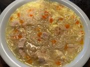 Una foto de sopa de pollo