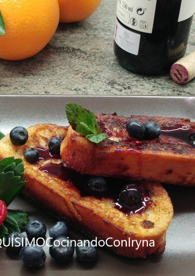 Una foto de Torrijas con Salsa de Vino