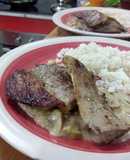 Bistec sobre salsa de champiñones
