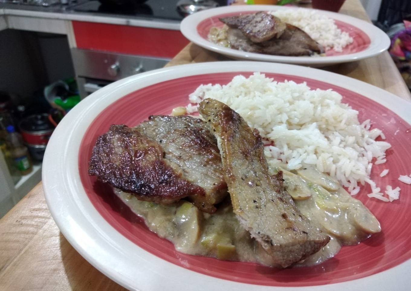 Bistec sobre salsa de champiñones