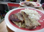 Una foto de bistec con champiñones