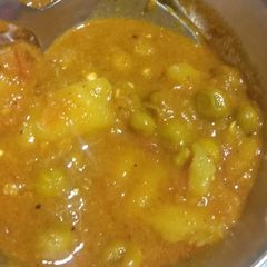 A picture of Aloo matar.