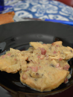 Una foto de Pollo en salsa de setas y jamón serrano