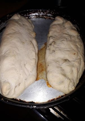 Una foto de Calzones de carne picada y queso cremoso, 🤩