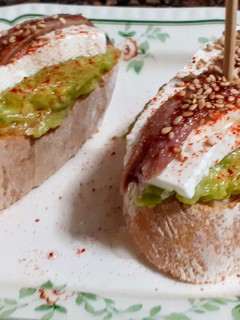 Una foto de Pincho semipicante de aguacate y anchoas
