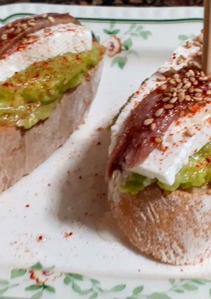Una foto de Pincho semipicante de aguacate y anchoas