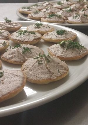 Une photo de Rillettes de châtaignes et noix à l'huile de truffe sur blinis