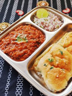मुंबईची पाव भाजी (mumbai chi pavbhaji recipe in marathi) रेसिपी चे मुख्य फोटो 
