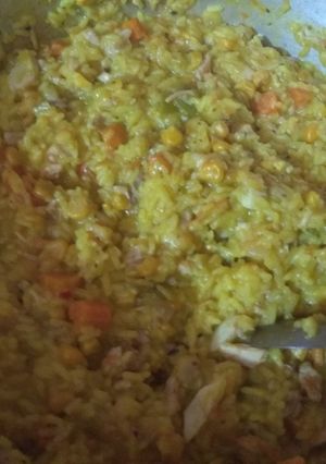 Una foto de Arroz con verduras y pollo