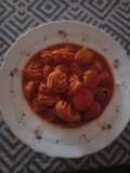 Galets rellenos en salsa de tomate