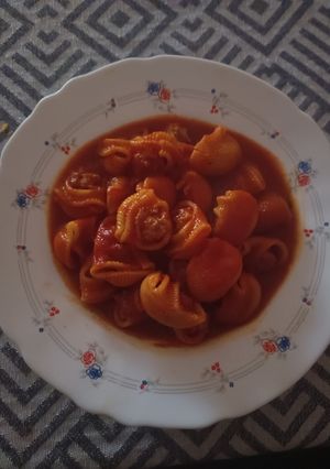 Una foto de Galets rellenos en salsa de tomate