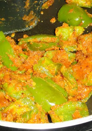 A picture of Bharela Bor Marcha Nu Shaak/ capsicum curry.