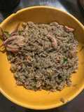 Arroz negro con salmón y calamaretis