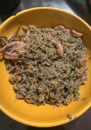 Una foto de Arroz negro con salmón y calamaretis