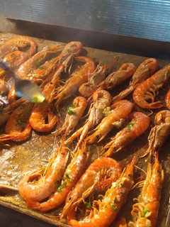 Una foto de Gambas y escamarlan a la plancha con picada de ajo y perejil