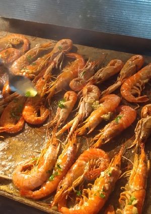 Una foto de Gambas y escamarlan a la plancha con picada de ajo y perejil