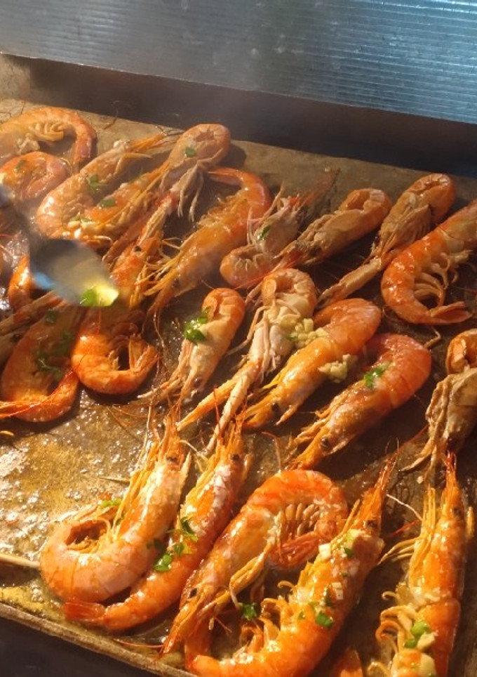 Una foto de Gambas y escamarlan a la plancha con picada de ajo y perejil
