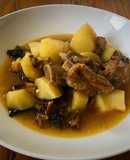 Cazuela de patatas, costillas y setas con su caldo
