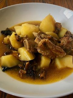 Una foto de Cazuela de patatas, costillas y setas con su caldo