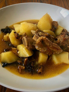 Una foto de Cazuela de patatas, costillas y setas con su caldo