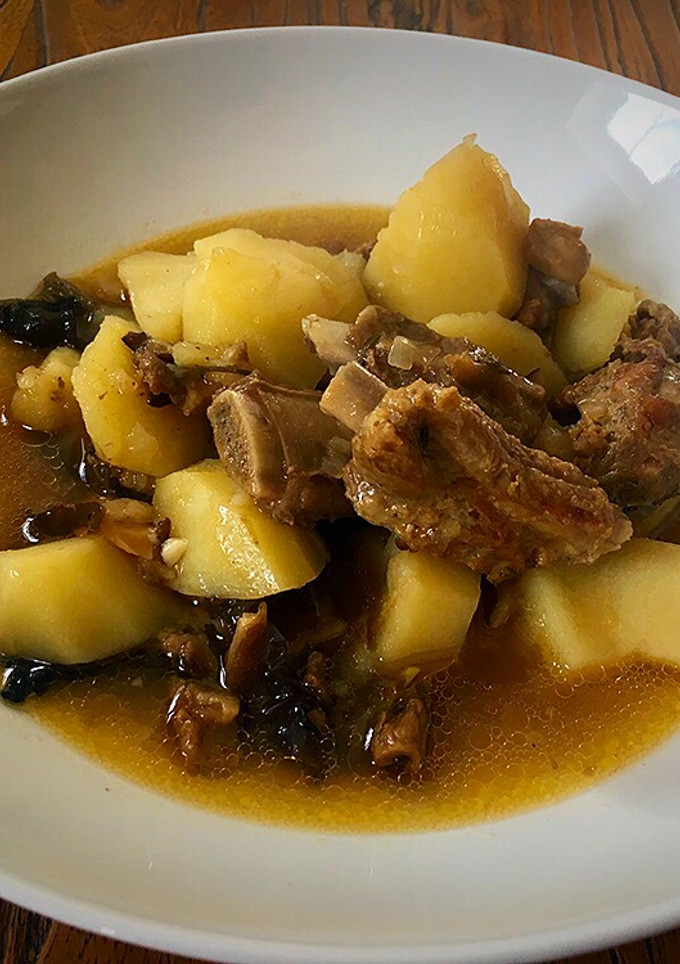Una foto de Cazuela de patatas, costillas y setas con su caldo