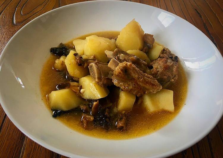 Cazuela de patatas, costillas y setas con su caldo