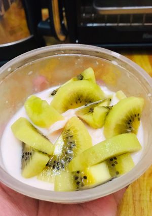 Foto resep Frozen Yogurt (Froyo) Toping Kiwi Sederhana