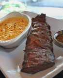 Churrasco acompañado de crema de maíz gratinado y salsa de pimentón