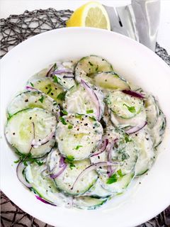 Una foto de Ensalada cremosa de pepino