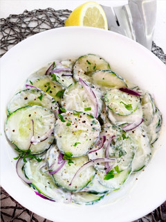 Una foto de Ensalada cremosa de pepino