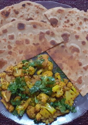A picture of Punjabi style dry aloo gobi.