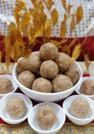 A picture of Sesame and flatten rice laddu.