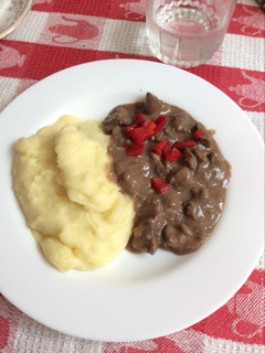 Una foto de Riñones al Jerez con puré de papas