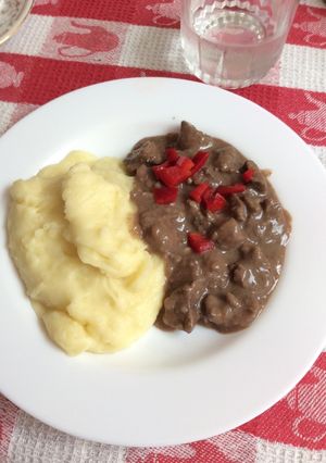 Una foto de Riñones al Jerez con puré de papas