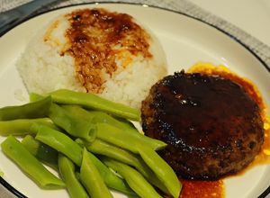 Hình của món Hamburg Steak (Thịt bít tết bò băm kiểu Nhật).