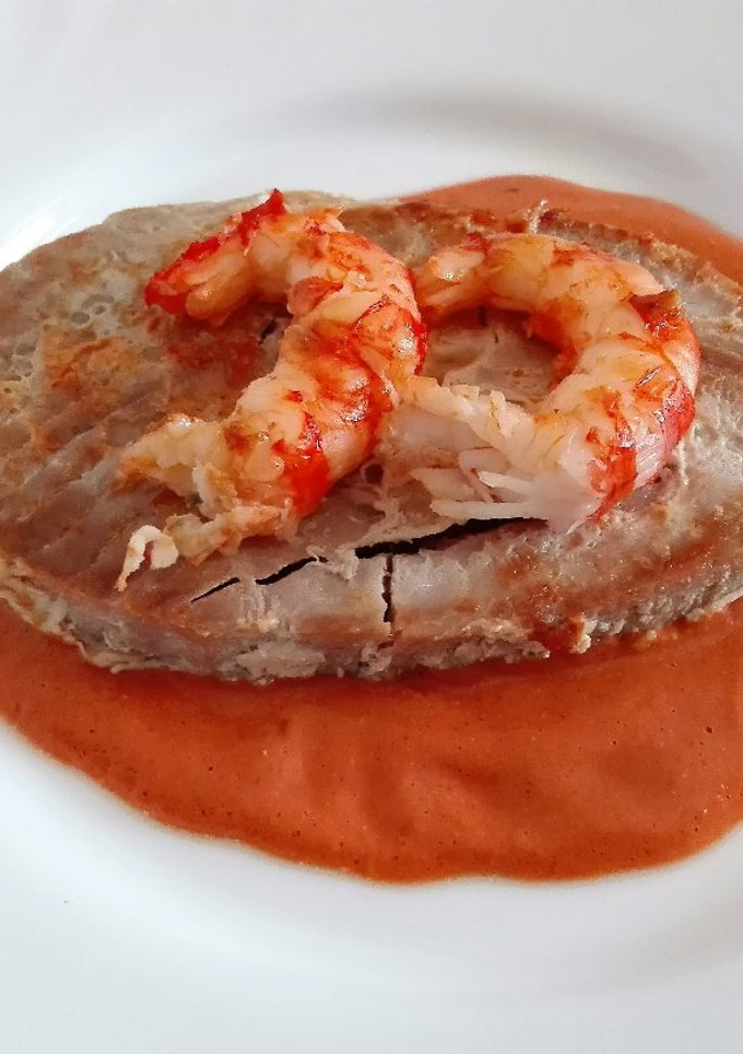 Una foto de Atún en salsa de gambón