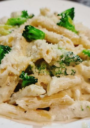 รูปของ Chicken mushroom & broccoli Penne alfredo