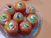 Una foto de tomates rellenos con arroz