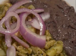 Una foto de *PUERCO EN SALSA VERDE DE TOMATE *