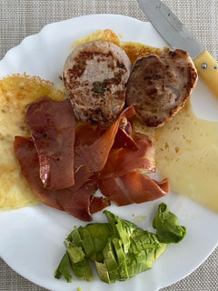 Una foto de Tortitas con queso, aguacate, jamón y solomillo de cerdo 🤩