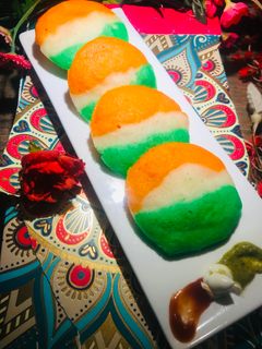 तिरंगा इडली (tiranga idli recipe in marathi) रेसिपी चे मुख्य फोटो