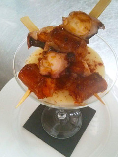 Una foto de Brocheta de pulpo y chistorra con cremoso de patata