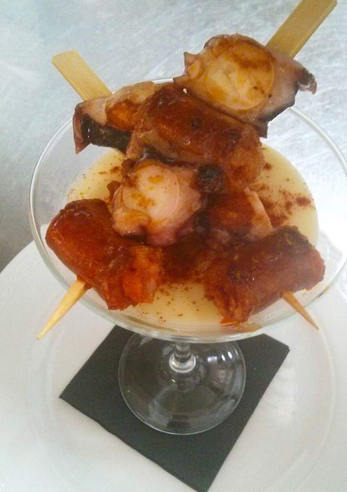 Una foto de Brocheta de pulpo y chistorra con cremoso de patata