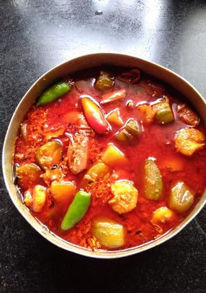 A picture of Pointed gourd prawn curry.
