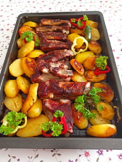 Fokhagymás oldalas, vele sült, rozmaringos burgonyával recept fotója