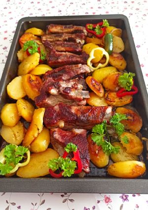 Fokhagymás oldalas, vele sült, rozmaringos burgonyával recept fotója