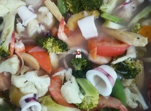 Gambar Tom Yam Putih Jernih Seafood & Nanas