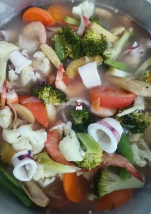Gambar Tom Yam Putih Jernih Seafood & Nanas