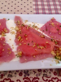 Una foto de Raviolis de remolacha con queso gorgonzola y salsa de pecorino con nueces y cebollino