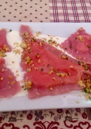 Foto principal de Raviolis de remolacha con queso gorgonzola y salsa de pecorino con nueces y cebollino